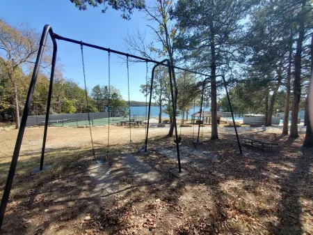 Lake Escape-Lakefront-Marina Nearby & Big TV's-Pool Table