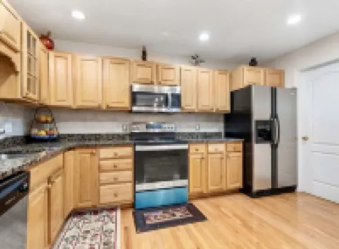 Beautiful two-story home close to downtown worcester 5beds-4bedroom