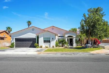 Modern Oasis for Starry Nights and Festive Lights Отели рядом с достопримечательностью «Desert Hot Springs Chamber-Commerce»