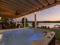 Lakefront w/ private dock, hot tub, game room, boat house hangout Hotéis em Fallstown