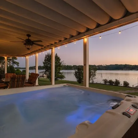 Lakefront w/ private dock, hot tub, game room, boat house hangout