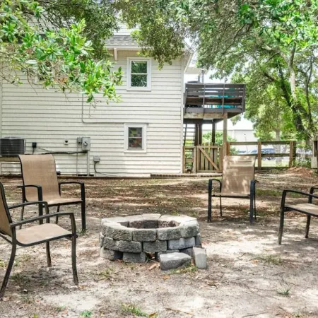 Salty Paws-Walk to beach/Fenced Yard/Pet Friendly