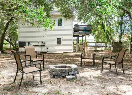 Salty Paws-Walk to beach/Fenced Yard/Pet Friendly