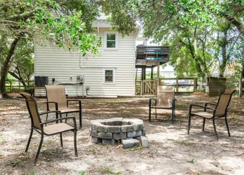 Salty Paws-Walk to beach/Fenced Yard/Pet Friendly