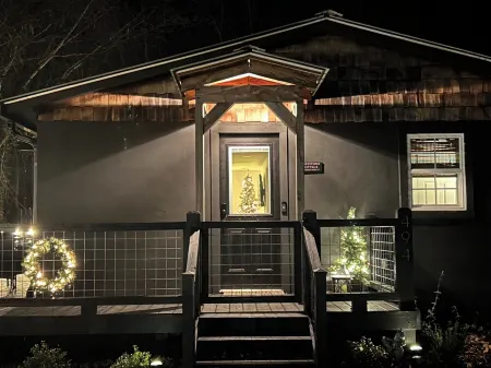 Newly renovated cottage, 5 min walk to town, dogs OK, fire pit, hot tub, wi-fi