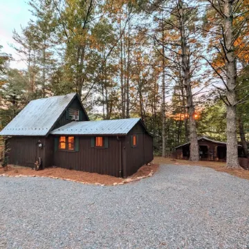 HOT TUB! Nature Delight! 2 Acre Cabin Hot Tub- Creek & Dog Friendly Fast WIFI!
