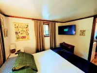 HOT TUB! Nature Delight! 2 Acre Cabin Hot Tub- Creek & Dog Friendly Fast WIFI!