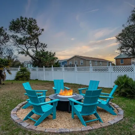 New Remodel! Walk to Beach. Private Heated Pool & Hot Tub. Fenced Yard. Dogs ok.