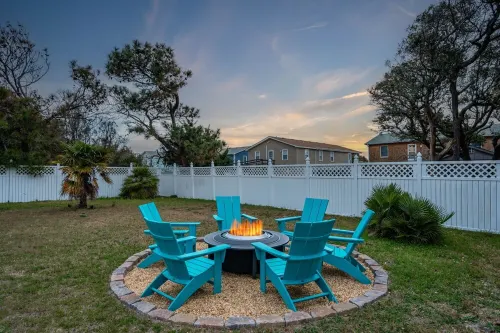 New Remodel! Walk to Beach. Private Heated Pool & Hot Tub. Fenced Yard. Dogs ok. - 3-Star