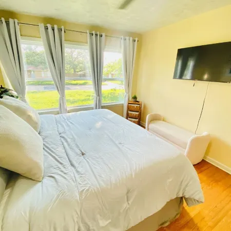 1.3 Mile to Kyle Field,10 min walk to A&M campus & Century Square, Pet friendly