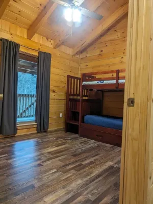 Mountain Log Home w/Open Floor Plan & Mountain Views
