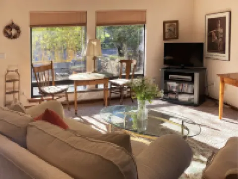 Cozy and Charming Apple Blossom Retreat—Relax with Nature