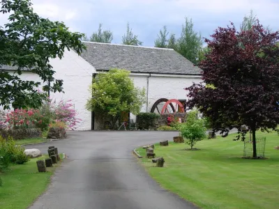 Peaceful relaxing cottages for 6 in stunning Loch Lomond setting - unique site. 住宿飯店