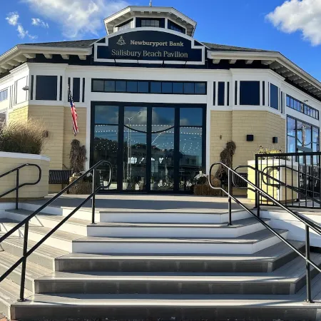 Coastal Retreat · Walk to Salisbury Beach · Sleeps 6