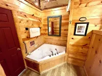 Cabin in town, walking distance to the courthouse square.