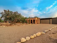Desert Skies - Beautiful private Tucson home with great mountain views &  pool Hotels in Tanque Verde