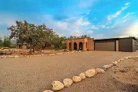 Desert Skies - Beautiful private Tucson home with great mountain views &  pool Отели рядом с достопримечательностью «Парк Агуа Калиенте Риджинал»