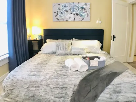 King Bed/Sleeps 4/Furnished Private APT/In-Unit Washer Dryer/Smart HDTV