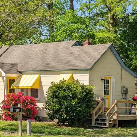 Adorable 1 Bd Cottage for a Fun Couple's Getaway, Central Location, Dog Friendly