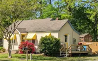 Adorable 1 Bd Cottage for a Fun Couple's Getaway, Central Location, Dog Friendly