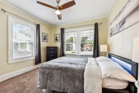 Relax on the Porch near Jacksonville Jaguar Stadium Отели в г. Дувал