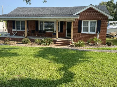 Fin's Fish Camp at Harker's Island