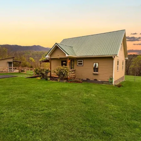 Cozy cabin retreat w/hot tub and fenced yard. Pet-Friendly!