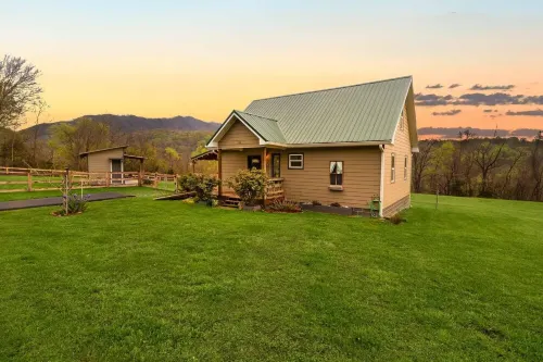 Cozy cabin retreat w/hot tub and fenced yard. Pet-Friendly!