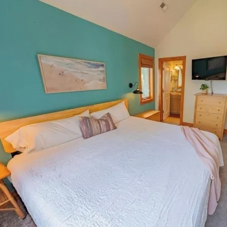 Cozy 3 Bedroom-2 Bath-Close to Beach and Shops-