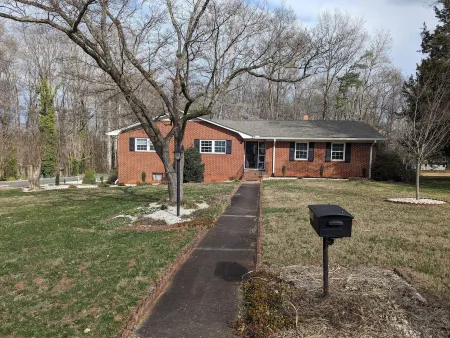 3-bedroom house in awesome Salisbury with WiFi, AC