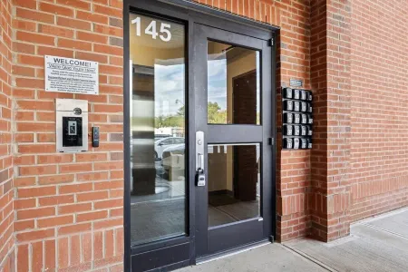 Modern condo - DT Fuquay - Free Parking - walk to restaurants, coffee, breweries Отели рядом с достопримечательностью «Samantha's Jewelry Design & Repair»