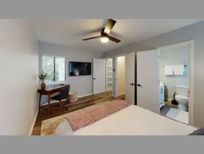 Beautiful Uptown Condo w/ 2BR/2Bath, by Mansion™