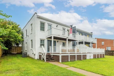 Modern 3-bedroom 3 bathroom Retreat Hotels near Main Street Station