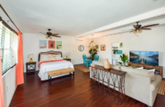 Luxury Studio for 4, Completely Remodeled and only a short walk to the beach!