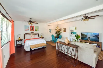 Luxury Studio for 4, Completely Remodeled and only a short walk to the beach! Beachwave Beachwear 6 주변 호텔