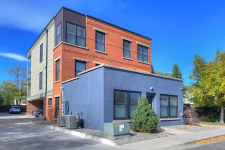 Breathtaking Views! 15 minute walk to Pearl St 5 minutes to Hiking.