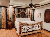 The Rustic Gem!! 3 Bedroom/2 Bath House - Boutique