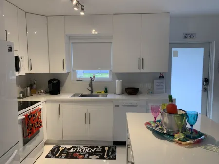 3-Bedroom Home With Heated Pool And Short Drive To The Beaches.