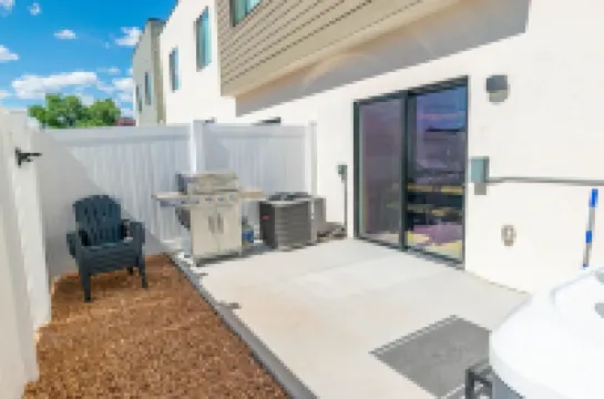 New townhome. Private hot tub! 30 minutes to Zions. EV Charger plug