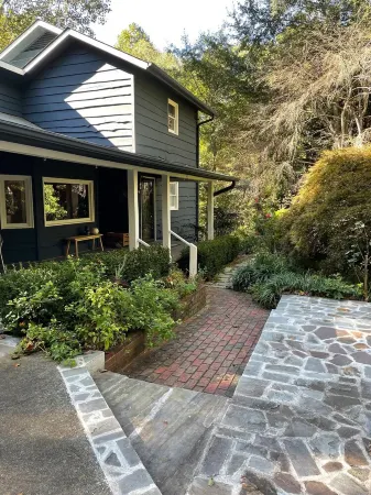 Private Apartment on Beautiful Grounds, Walking Distance to Landrum SC Отели в г. Ландрам