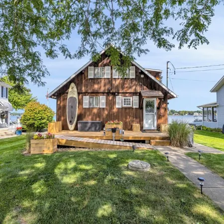 Cozy 3BR lakefront cottage with hot tub perfect for families w/ private dock.