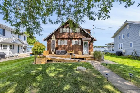 Cozy 3BR lakefront cottage with hot tub perfect for families w/ private dock.