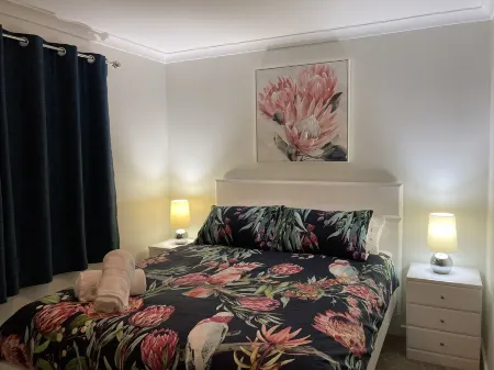 Central 3 Bed home with pool, EV Charger and unlimited free Wi-Fi Отели рядом с достопримечательностью «Залив Джограф»