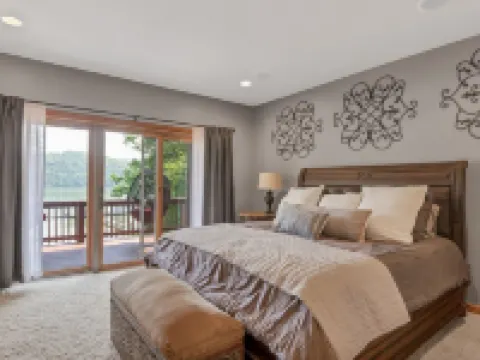 Lakefront Lodge / Cabin / Retreat - Huge Niangua Frontage w/ Beach 拉塞爾酒店