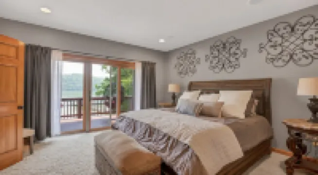 Lakefront Lodge / Cabin / Retreat - Huge Niangua Frontage w/ Beach