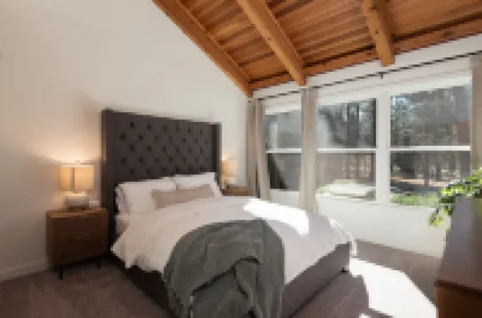 Newly Renovated Sunriver Gem! 12 SHARC passes, Bikes, Ping Pong Table, Hot Tub!