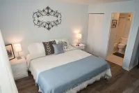 Beautiful Condo steps away from Beach Hoteles en St. Augustine Beach