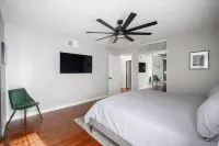 Modern 4BR Haven + Pool/Spa Hotels near Joshan Filipino Oriental Market