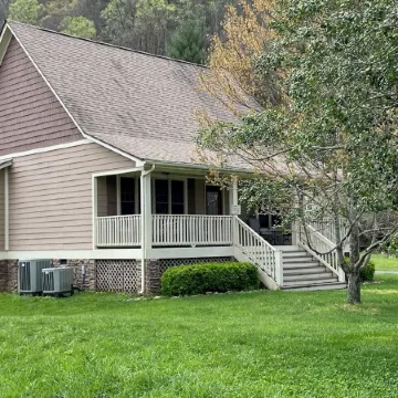 Cozy retreat in Damascus on the AT and Creeper Trail. Pet Friendly!