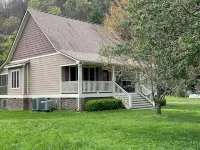 Cozy retreat in Damascus on the AT and Creeper Trail. Pet Friendly!